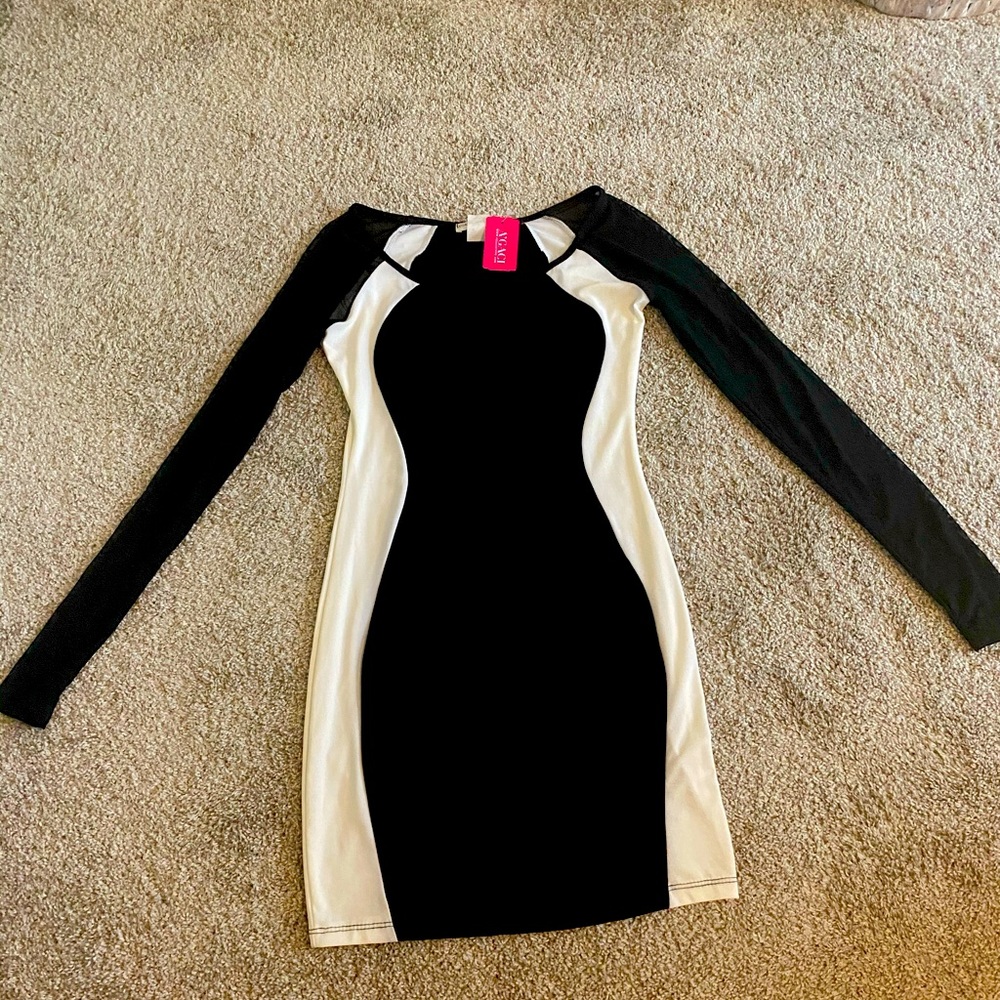 Im selling a cute going out dress!